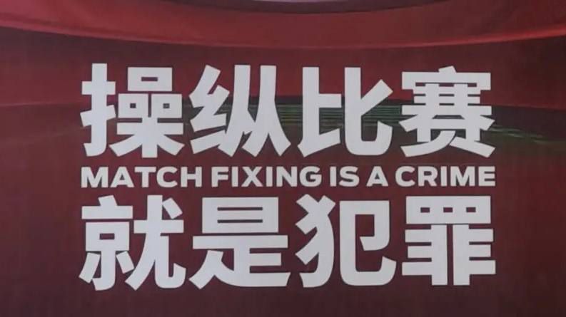 目前勒沃库森在德甲、欧联杯和德国杯三线并进：联赛力压10胜2平的拜仁2分领跑；欧联杯5战全胜锁定小组头名；德国杯已经晋级16强。